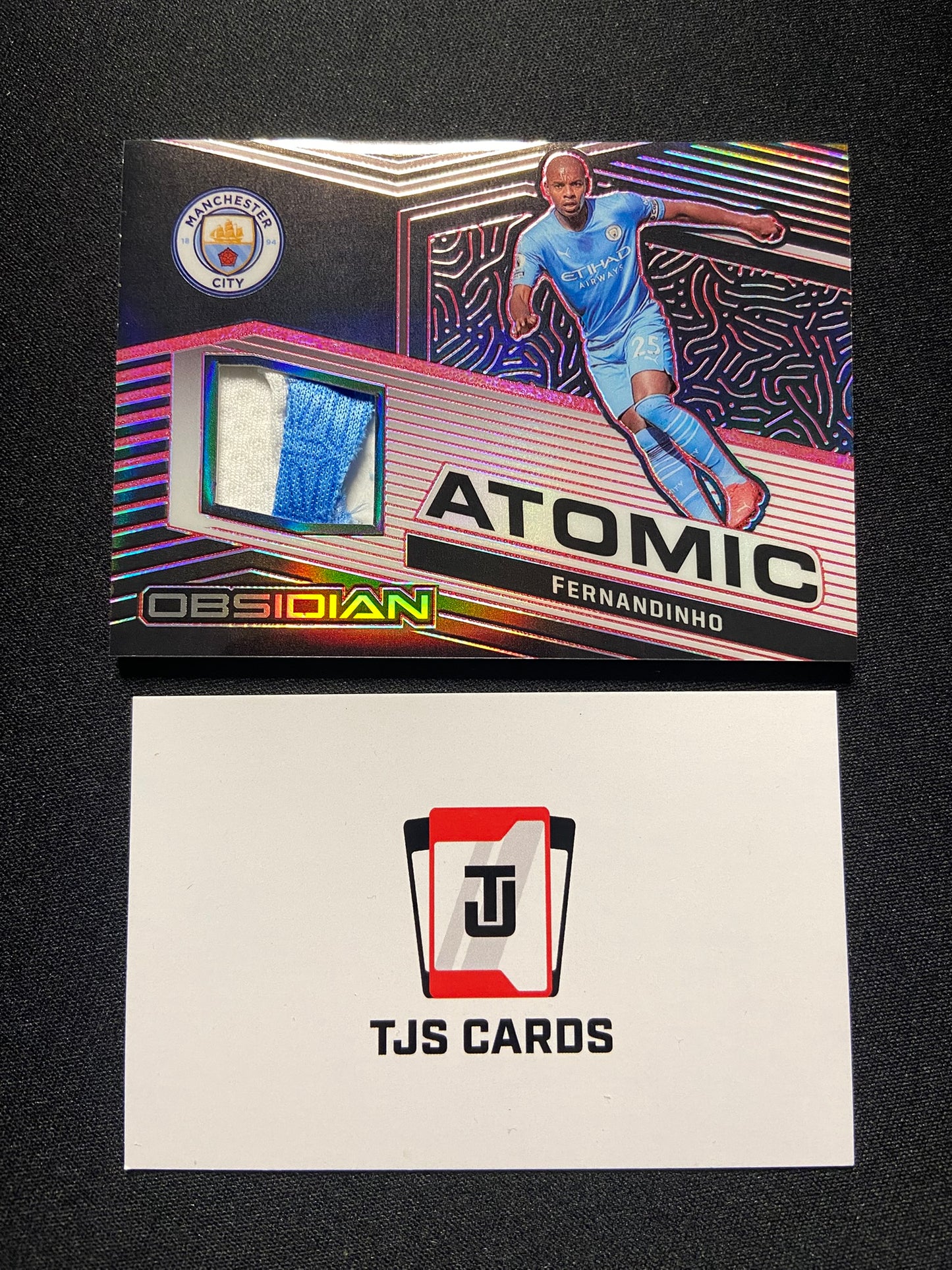Fernandinho - Atomic Material Red /25 - Panini Obsidian Soccer 2021/22